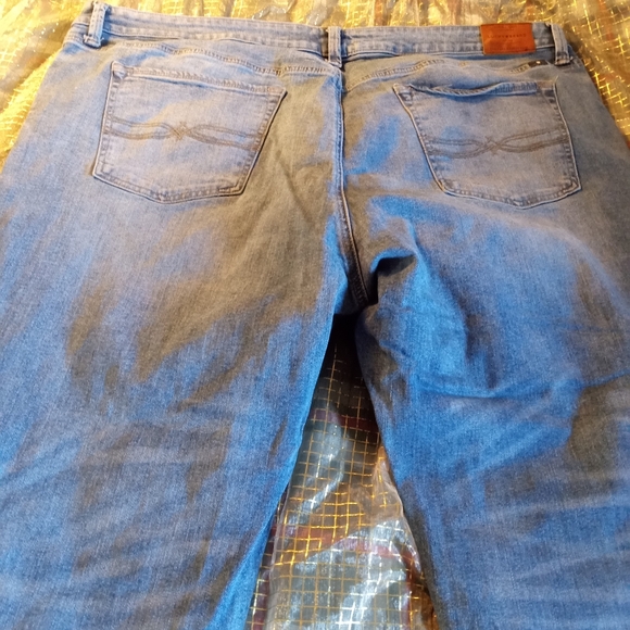 Lucky Brand Cropped Jeans - Picture 10 of 15